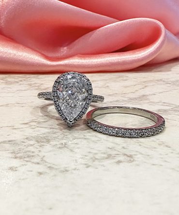 Ava Pear Diamond Moissanite Bridal Ring Set